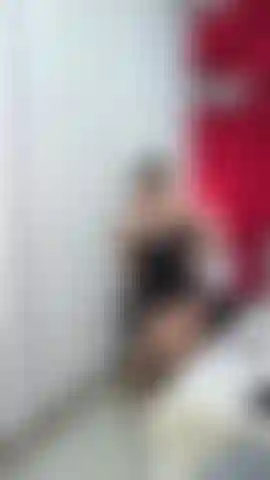 De salto, lingerie fina e um olhar perigoso... Hoje sou sua fraqueza. Não espere movimentos vulgares: aqui quem manda sou eu, com classe, ritmo e muita, muita malícia.