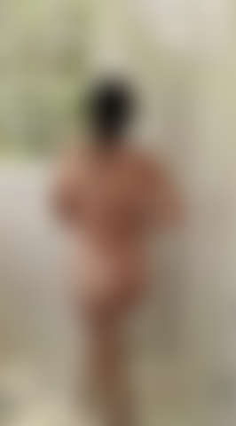 A água cai devagar, correndo por cada curva do meu corpo, morna como os teus pensamentos. Cada gota que toca a minha pele me excita mais e você vai ver tudo. Hoje não há limites.