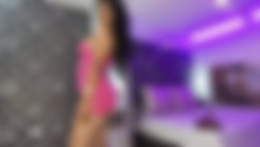 Uma latina sensual que pratica pole dance.