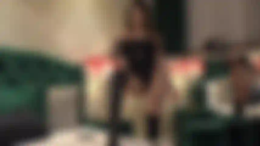 A verdade é dita: você não passa de um perdedor patético e feio, que só pode usar seu dinheiro para ficar com uma mulher!