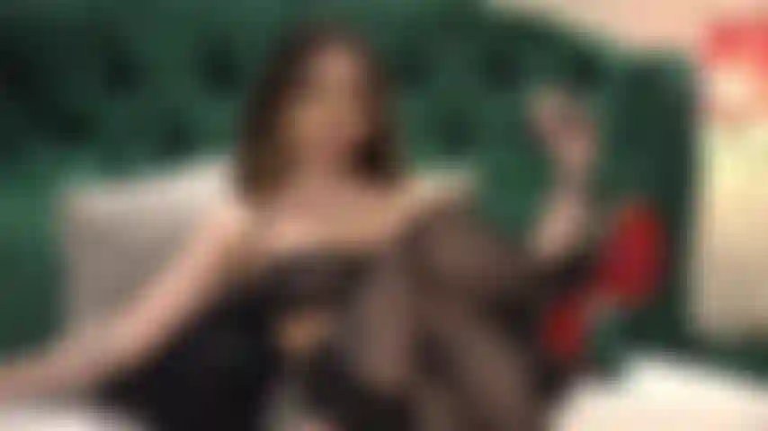 Mimo e massageio minhas solas macias e preciosas com loção e deixo você se masturbar por elas!