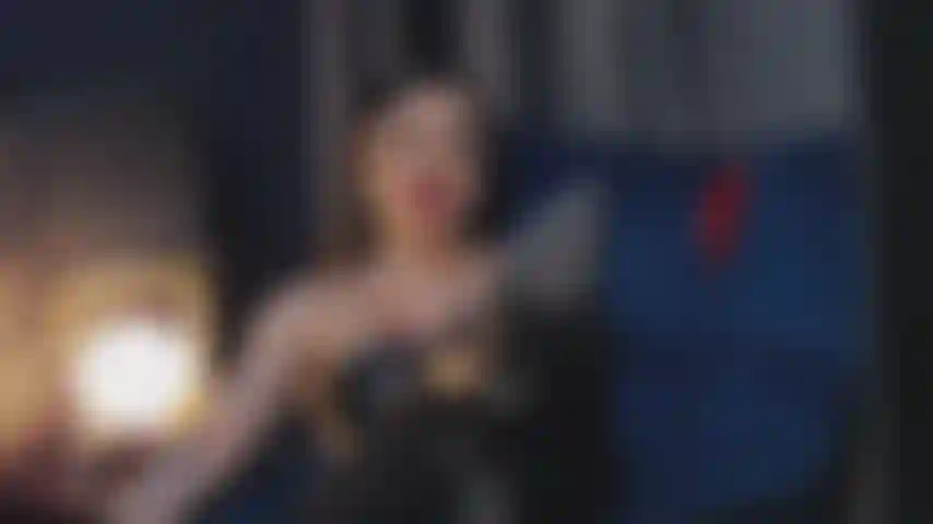 Instruções para se masturbar enquanto adoro minhas botas de couro stilleto.