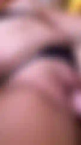 A buceta apertada de niki, tomando um dildo em close-up.