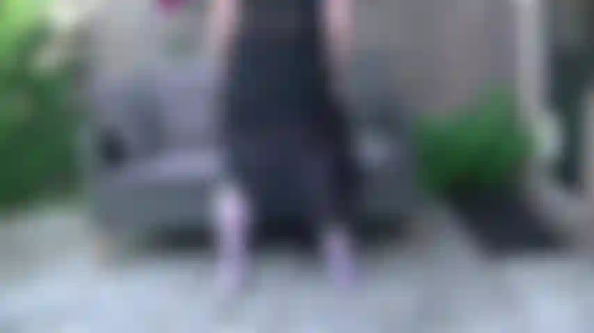 Meias brancas no sofá.