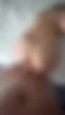 Eu não consigo parar de gemer sendo fodida no cu em um quarto de hotel.