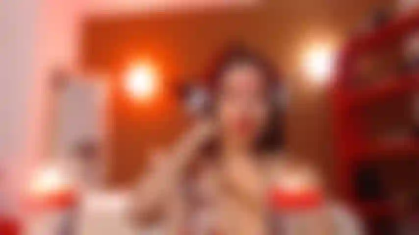 Magia vermelha! Excite-se e encante-se com minha graça, voz e corpo!