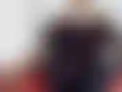 Sedutora provocando meia-calça, pés máscara de gás corporal e topless.