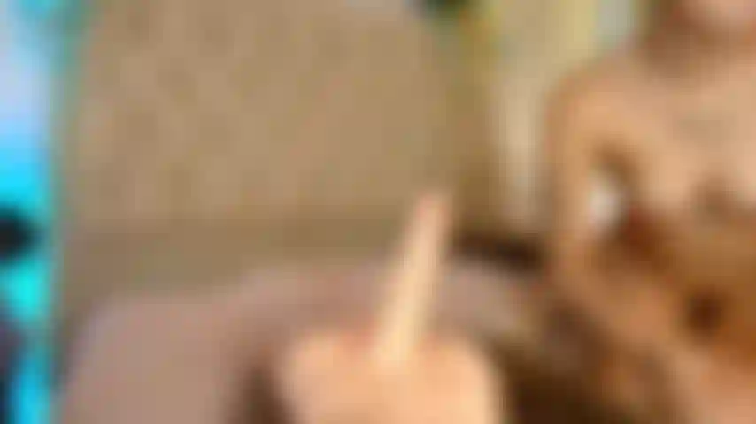 Eu fodo minha garganta e minha buceta.