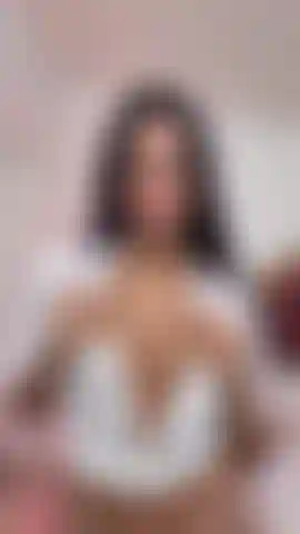 Acaricie meus peitos sensuais.