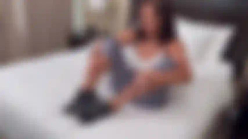 👣 Depois do meu intenso treino de 2 horas, esse cara não conseguia parar de olhar para a minha bunda suculenta… mas o verdadeiro segredo está escondido nos meus sapatos 😈 sem meias nessas velhas e gastas sapatilhas de corrida e os meus pés estão absolutamente podres — suor forte, potente e azedo que ficou marinando por horas. Fico quase envergonhada de tirá-los perto de qualquer pessoa porque cheiram muito mal… mas porra, aquele cheiro forte e rançoso de pé deixa a minha buceta encharcada toda vez 💦.