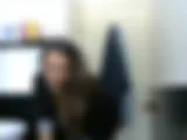 ' Depilar e brincar de close'... Moça chega do shopping, faz um showzinho e conta, depois passa a fazer a barba da pia, depois não resiste mas brinca com seu sedoso bucetinha lisa... Mais ação de perto!