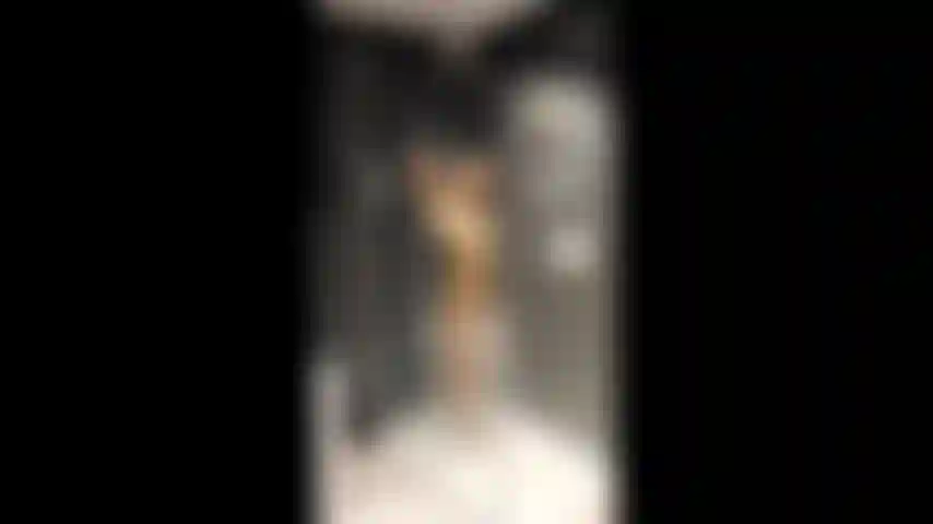 Norty esposa pega tomando banho depois de gangbang... A esposa norty é encontrada tomando banho em casa, mas ela deveria estar no bar com os amigos do marido..... O que aconteceu com fazê-la precisar de um banho?! ;).