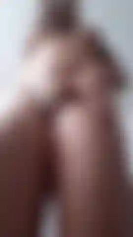 De baixo fechando o cum 'phone no chão, de pé em cima, brinco comigo mesma até gozar.