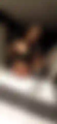 Que transpiro e flexiono depois do treino - pós-treino, flexionando os músculos, corpo naturalmente suado e cheirando as axilas.