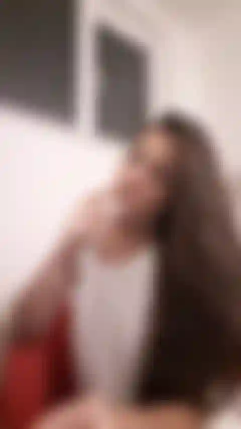 Cinzeiro pov-fumando um cigarro em um vestido branco sem sutiã por baixo (do ponto de vista do cinzeiro).