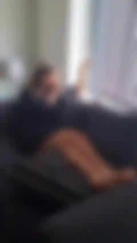 Fumando e sendo uma vizinha bisbilhoteira (entre shows ao vivo, coloco meu roupão, acendo um cigarro e vejo o mundo passar!).