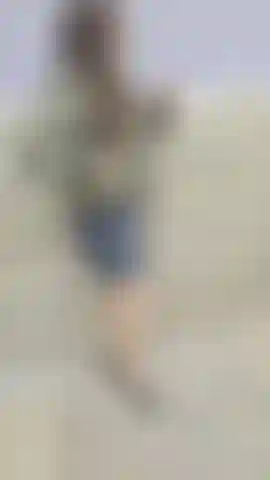 Estudante fumante seduz você - NortyNorthener está de volta atrás dos galpões na série 'norty student', fumando e parecendo em tudo a rebelde travessa. Ela convence o seu crush a matar aula e ir para casa para uma aula particular de prazer. Veja seus seios firmes e sua pele lisa e dourada em exibição enquanto ela te guia por primeiras vezes deliciosas. Este pov de fetiche por fumo é pura sedução e provocação crua e sem roteiro.