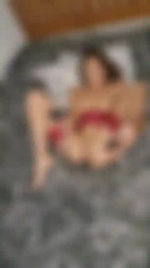 Plug anal inflável em lingerie vermelha com os pés para cima, aos poucos estouro meu plug anal, uso minha varinha e me fodo com um vibrador até gozar forte e cremoso. Meu rosto não consegue esconder as emoções da minha experiência!