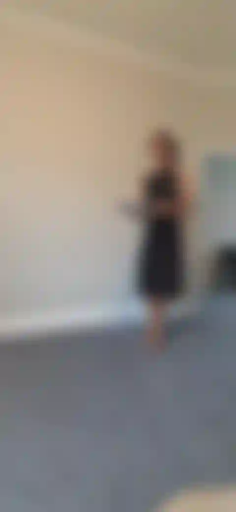 Norty esposa fode chefe... Uma secretária pateta (que é casada), se surpreende com as investidas do chefe.... Ela ama o marido mas não consegue deixar de se despir e foder seu chefe ali mesmo em seu assento.