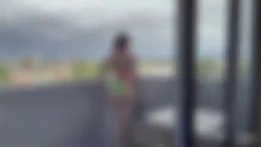 Irmão de passo "você gosta do meu biquíni ligado ou desligado?".