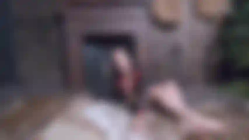 Me masturbando em frente à lareira.