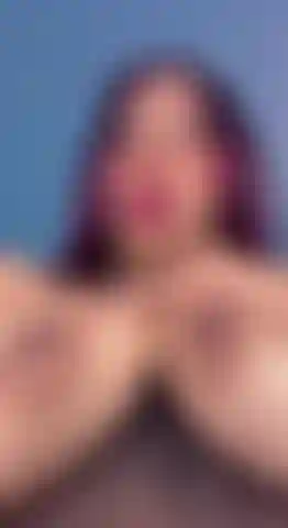 Eu gostaria que você chupasse meus peitos cheios de leite.
