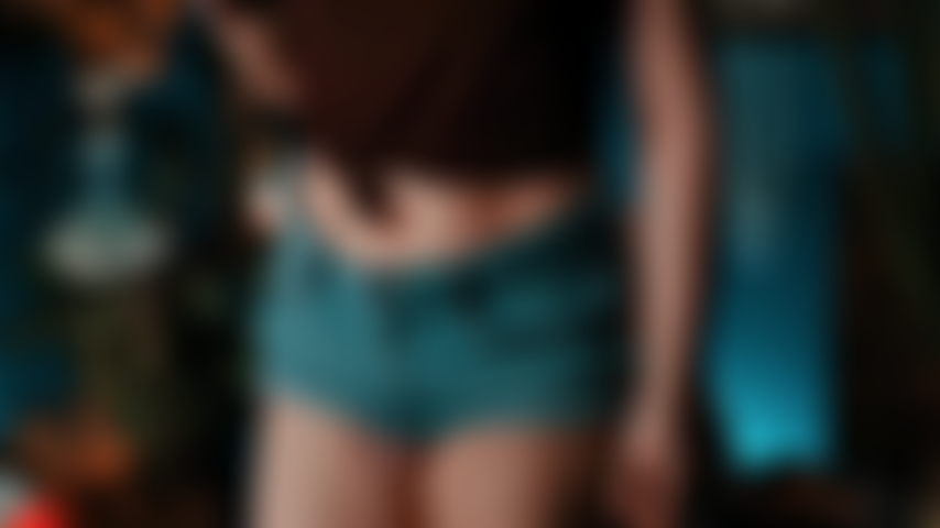 Bunda em shorts jeans apertados.