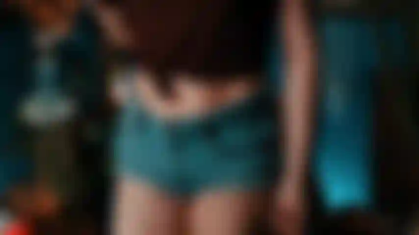 Bunda em shorts jeans apertados.