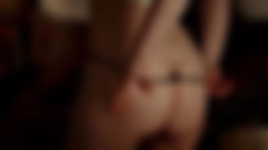 Dedilhando a buceta.