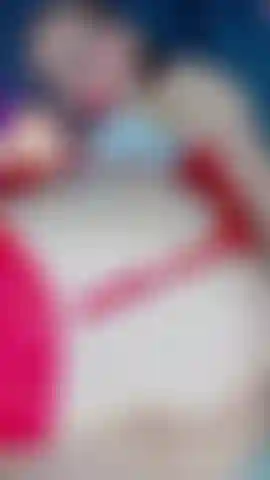 Estou completamente aberta, sentindo minha própria umidade brilhar entre meus dedos. Fecho os olhos e imagino que é o seu toque que está me possuindo...