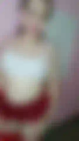 Uma colegial que é doce por fora, mas com uma mente cheia de travessuras.