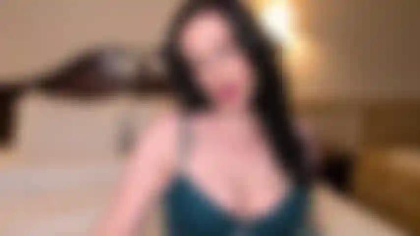 Sozinha no meu quarto de hotel e sem ninguém para manter essa deusa aquecida… então tive que cuidar de mim mesma 😘 me veja provocando enquanto saio do meu body teal, meias pretas ainda vestidas, saltos afundando nos lençóis enquanto meus dedos encontram exatamente o que preciso. Mas os dedos não foram suficientes para a sua menina gulosa… pego meu dildo de vidro e recebo cada centímetro, devagar e fundo, desejando que fosse você no lugar dele — closes, gemidos e um final muito feliz. Venha me adorar 💋.
