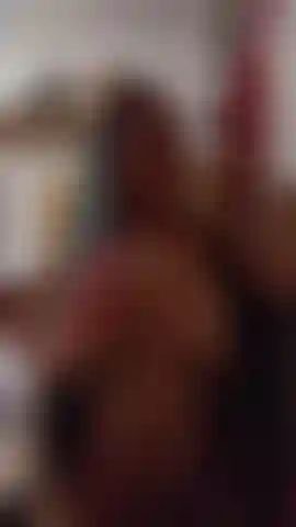 Observe-me colocando meu espartilho sexy de busto aberto e me lubrificando.