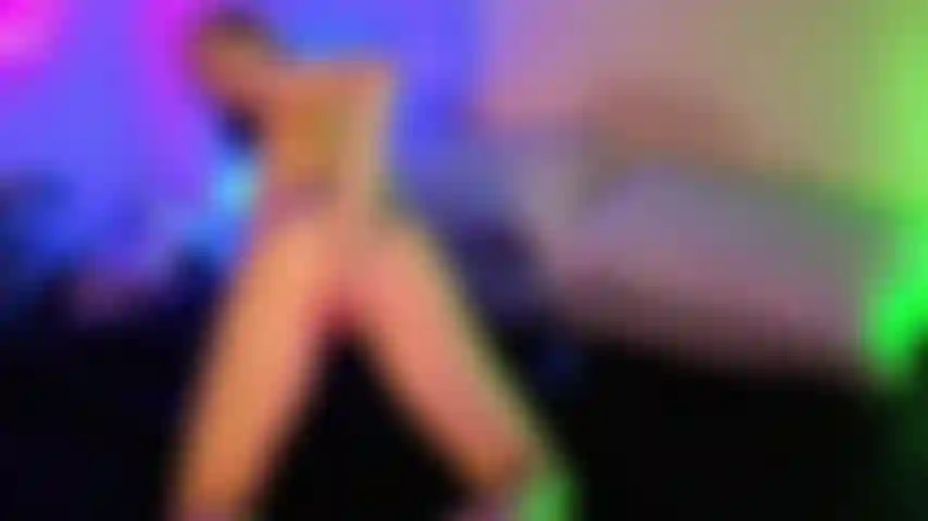 Jogo interativo de brinquedos com o espectador com estimulação da buceta, dedilhado e orgasmos montando no dildo.