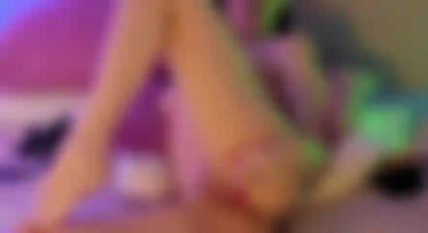 Os espectadores brincam com o brinquedo dela durante a transmissão fazendo-a tão molhada e excitada que ela tem um orgasmo e depois chupa o pau dele, fudendo a cara dele, monta nele como cowgirl até que eles gozam juntos. Gozada interna com milf gostosa.