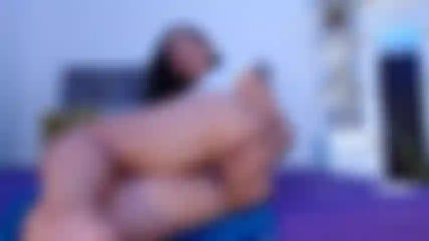 Metendo os dedos em meus buracos e um grande vibrador em minha bunda.