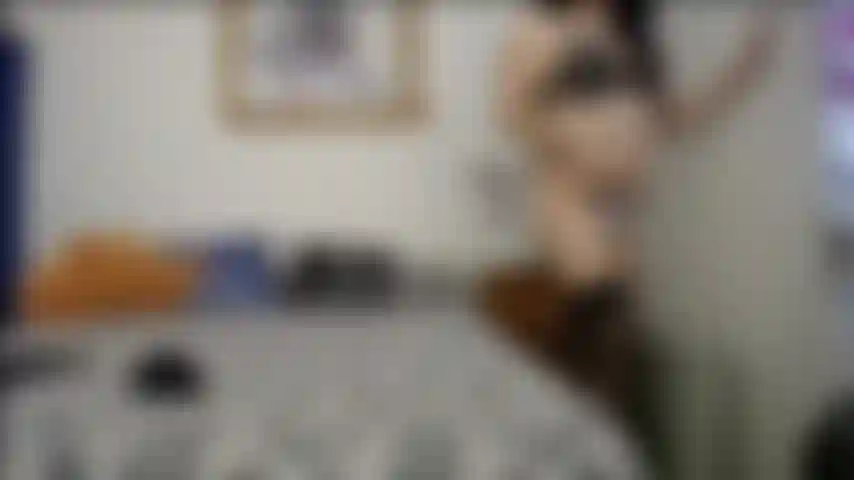 Pernas musculosas provocando meias arrastão.