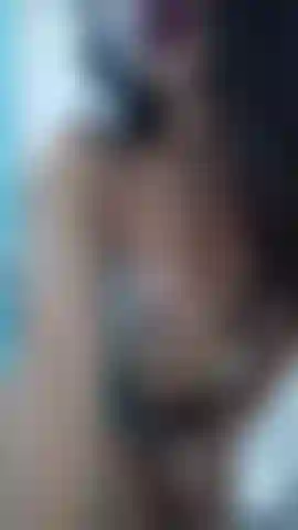 Com um perfeito camelo e uma bunda em tangas azuis.