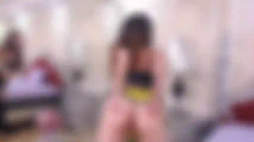 Pequena loira fazendo strip-tease e tirando a roupa.