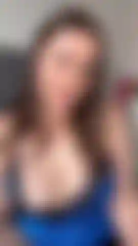 Veja-me chupando um vibrador e transando com as solas dos meus pés para cima.