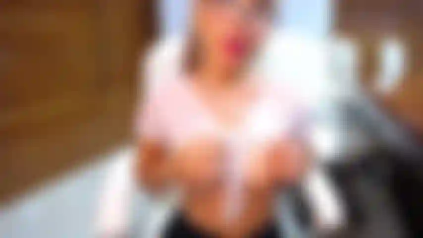 Secretária sexy chupando seu pau debaixo da mesa.