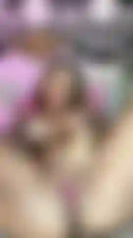 Me masturbar na cama se tornou muito excitante para mim.