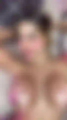 Você gosta de peitos grandes cheios de óleo pulando na sua cara?