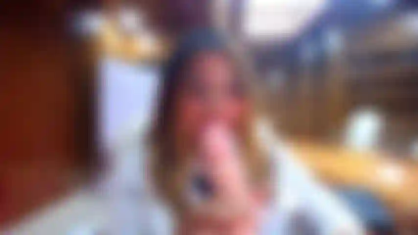 Estudante sexy fode a buceta por baixo da saia.