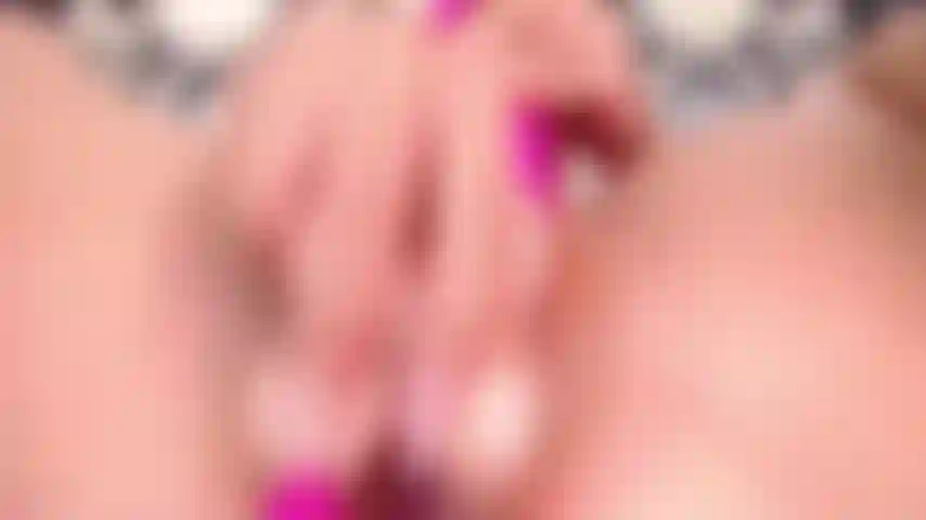 Fecha 3 brinquedos de uma vez na minha bucetinha e geme feito louca.