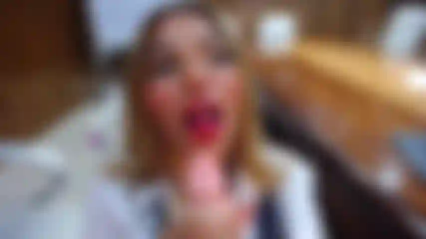 Coloque essa aluna safada de joelhos e deixe ela chupar seu d.