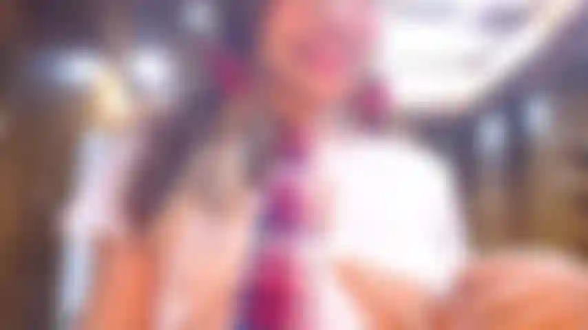 Observe-me gemendo alto e fodendo minha bunda debaixo da saia da escola.