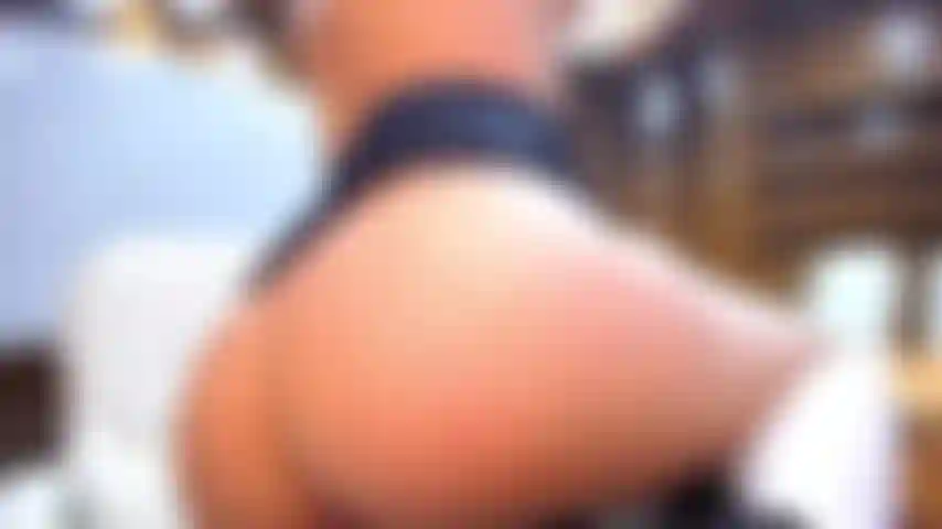 Fazendo bagunça no escritório fodendo minha bucetinha molhada.