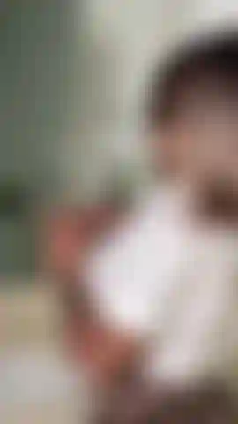 Colegial travessa no banheiro… fui lá para me comportar, mas acho que acabei deixando minha imaginação correr um pouco longe demais. Atreve-se a descobrir o que aconteceu?