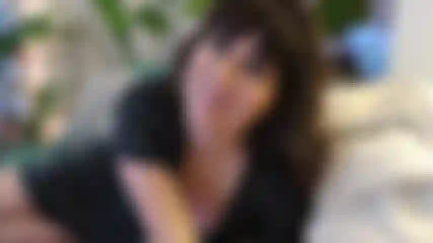 Contato visual porra - encorajo você a acariciar enquanto brinco com minha buceta. Te imploro que olhe nos meus olhos e goze comigo. Focada no rosto, com seios e buceta espreitando para fora do meu vestido sexy.